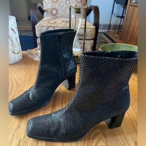 Naturalizer Boots Women’s 9 Snake Skin Print Chunky Heel Ankle Leather
